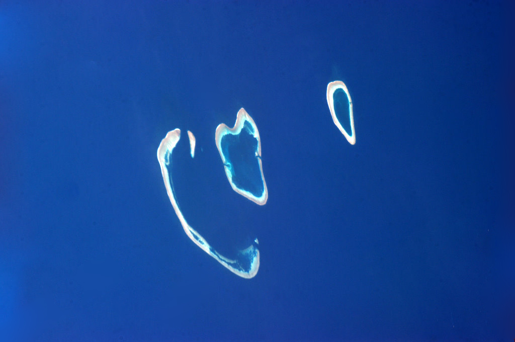 Posted from Chris Hadfield at 11. April 2013 with the comment: These Great Barrier Reef islands make me want to draw in the second eye. Foto: Chris Hadfield/NASA