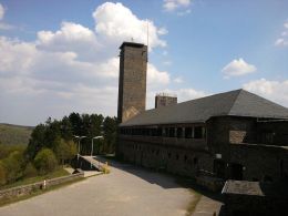 NS-Ordensburg Vogelsang - Blick auf Turm und Verwaltungsgebäude